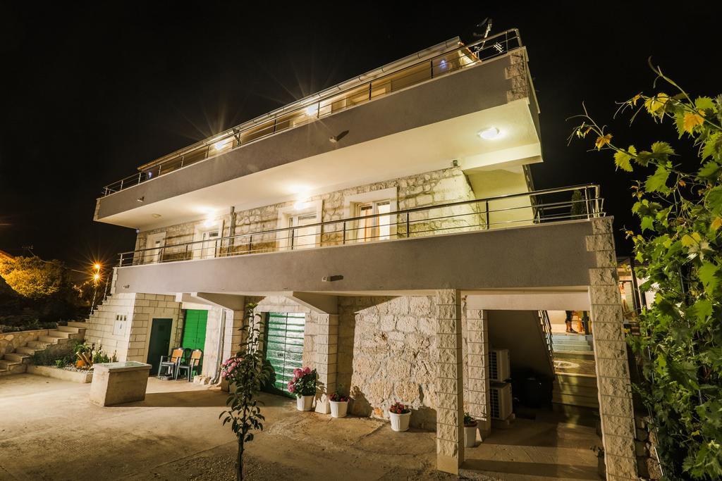 Holiday Home Gabi โรกอซนิซา ภายนอก รูปภาพ