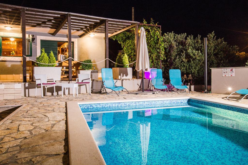Holiday Home Gabi โรกอซนิซา ภายนอก รูปภาพ